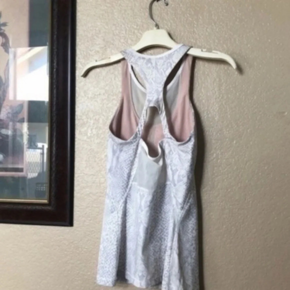 Lululemon Mesh With Me Tank Size 4 Preowned good condition no flaws - Picture 5 of 6